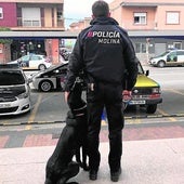 Un agente de la Policía Local de Molina junto a uno de los canes de la Unidad Canina, en una imagen de archivo.