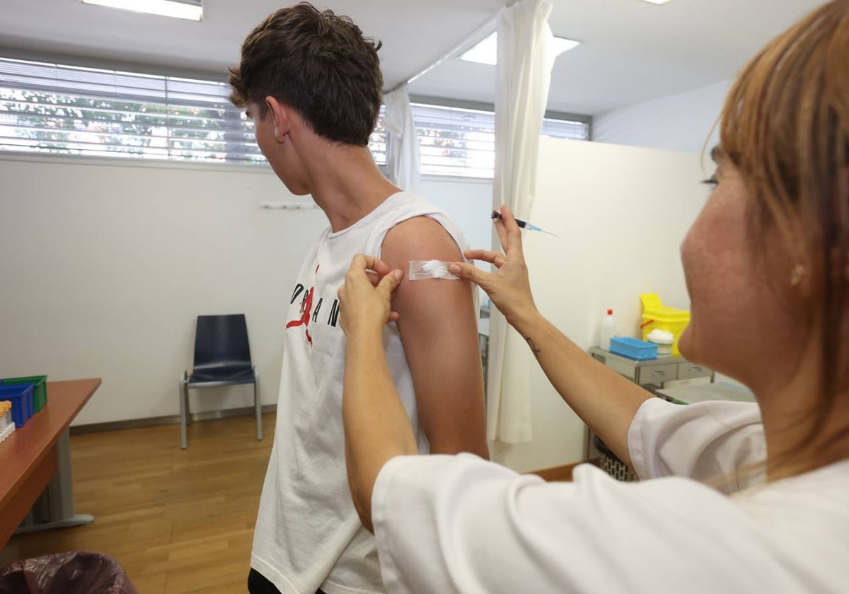 Salud abre la vacunación frente al virus del papiloma a los varones nacidos entre 2001 y 2003 | la verdad