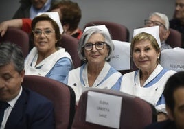Tres profesionales de La Arrixaca, este lunes, ataviadas con el uniforme de Enfermería que se utilizaba en 1975.