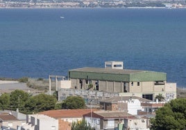 Vista del antiguo hangar de la Armada, entre el Mar Menor y unas viviendas