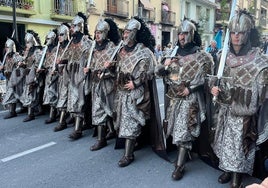 Representantes del bando cristiano, ayer, durante el desfile celebrado en Cieza.