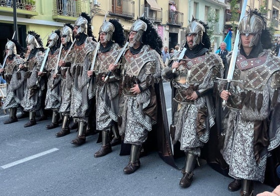 Representantes del bando cristiano, ayer, durante el desfile celebrado en Cieza.