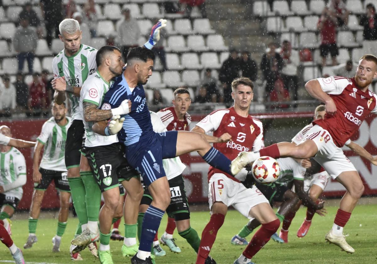 Más errores propios que ajenos en el gran patinazo del real murcia en la lucha por el liderato | la verdad