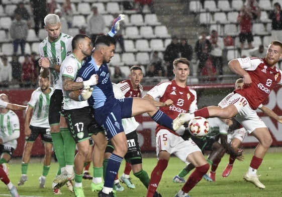 Pol Roigé, futbolista del Antequera, sujeta a Gazzaniga en la jugada en la que el meta grana subió a rematar en el choque del sábado.