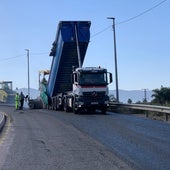 Operarios trabajando en la calle Los Torres de La Arboleja.