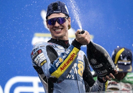 Fermín Aldeguer celebra el tercer puesto en el podio de Le Mans, el pasado domingo.