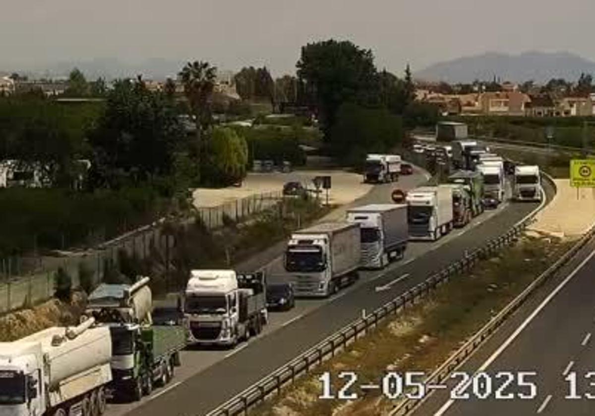 Dos accidentes provocan retenciones en la a-7 a la altura de totana y alhama de murcia | la verdad