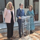 La concejala de Gobierno Abierto, Promoción Económica y Empleo, Mercedes Bernabé, junto al edil de Turismo, Comercio y Consumo, Jesús Pacheco, y la profesora María Trinidad Herrero, este lunes durante la presentación de la iniciativa.