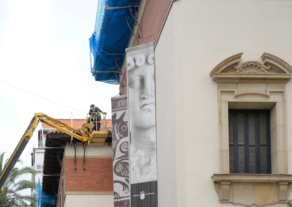 Imagen secundaria 1 - Casa de Espiritualidad en la Fuensanta, operarios colocando una malla en el Museo Arqueológico de Murcia y edificio de la sede de la Delegación del Gobierno.