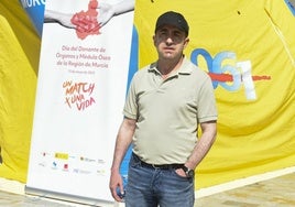José Manuel Martínez, trasplantado de corazón, este martes en la plaza del Romea de Murcia, donde el 061 instaló una carpa con motivo del Día regional del Donante de Órganos y Médula Ósea.