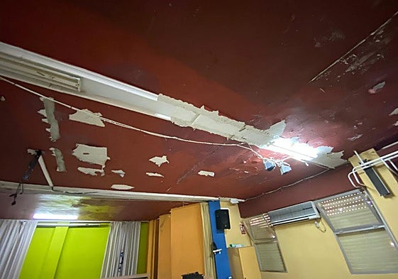 Estado de la instalación eléctrica y del techo de una de las aulas del IES Elcano.