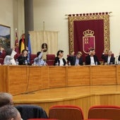 Los concejales de PP y Vox, durante una de las votaciones de la sesión plenaria.