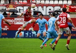 Alberto González, jugador del Real Murcia, remata un balón entre varios jugadores de la UD Ibiza, en el partido disputado en el Enrique Roca esta temporada.