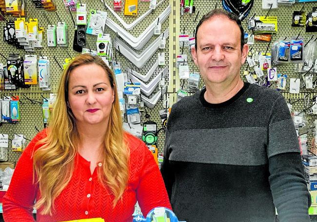 Noelia García y Antonio Valverde, de la Ferretería Floridablanca.