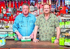 Segunda generación.Los hermanos Luis y MiguelÁngel Parra, en su ferretería de la calle Cartagena.