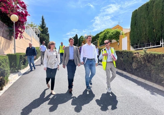 Autoridades y técnicos, este martes, en la vista a la urbanización Altorreal.