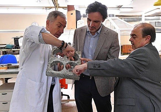 Jorge García Montoro (centro), este martes en el laboratorio.