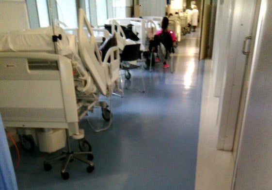 Camas en los pasillos de Urgencias del Hospital Santa Lucía, en una imagen de archivo