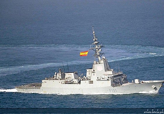 La fragata 'Álvaro de Bazán' durante una maniobra en el mar.