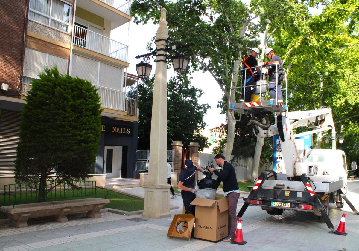 El concejal supervisa la colocación de las nuevas farolas en la alameda de la Constitución.