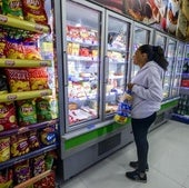 Una mujer haciendo la compra, en una imagen de archivo.