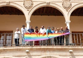Fulgencio Gil colabora en la colocación de la bandera LGTBI en el balcón del Ayuntamiento de Lorca en 2023.