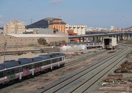 Trenes saliendo de la estación de Cartagena, en una imagen de archivo.