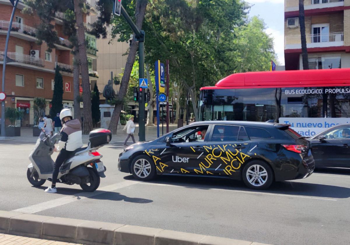Uno de los vehículos de la flota de Uber en Murcia.