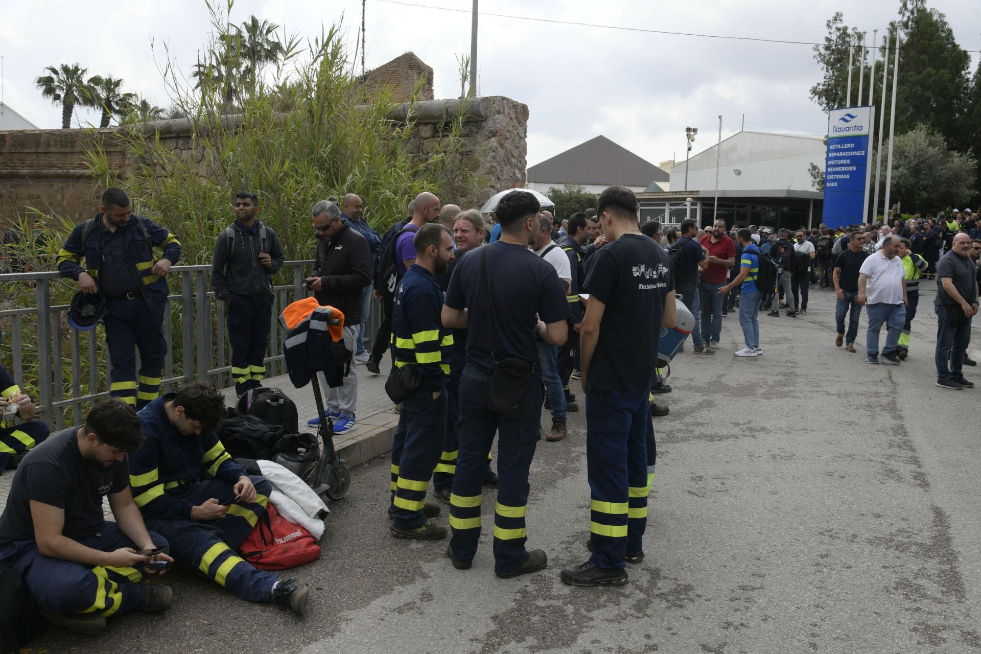 Los trabajadores de Navantia Cartagena se concentran a las puertas de la factoría, en imágenes