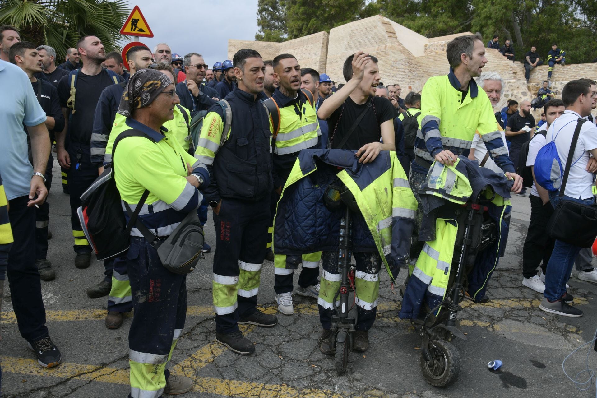 Los trabajadores de Navantia Cartagena se concentran a las puertas de la factoría, en imágenes