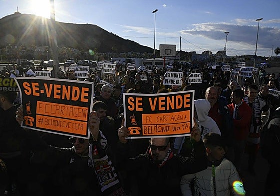 Protesta de aficionados albinegros en la explanada del estadio Cartagonova.