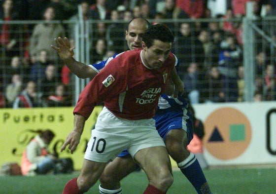 Ismael, del Murcia, intenta zafarse de Manuel Pablo.