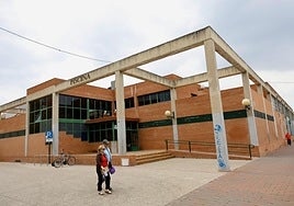 Vista desde el exterior de las instalaciones de la piscina del Infante Juan Manuel.