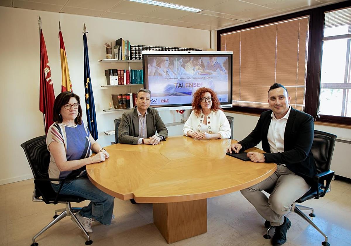 Fuensanta Munuera, subdirectora general de Empleo; Miguel López, director general de ENAE; Pilar Valero, directora del SEF regional, y Pedro López Carreño, responsable de RSC y empleo.