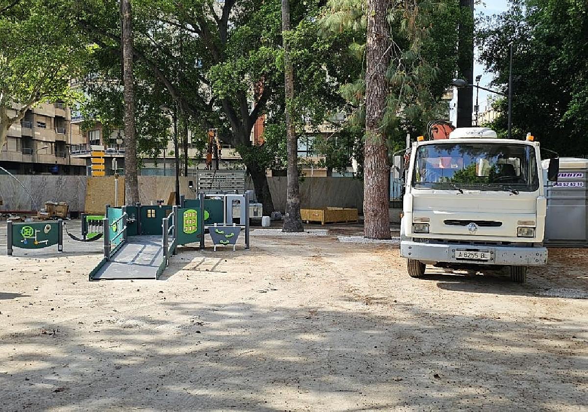 Primeros elementos de las instalaciones del parque en la Glorieta.