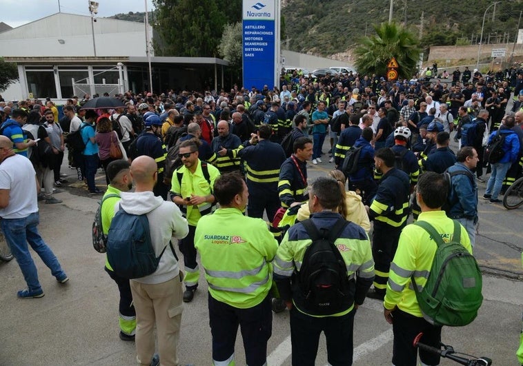 Empleados concentrados a las puertas de Navantia, en Cartagena.