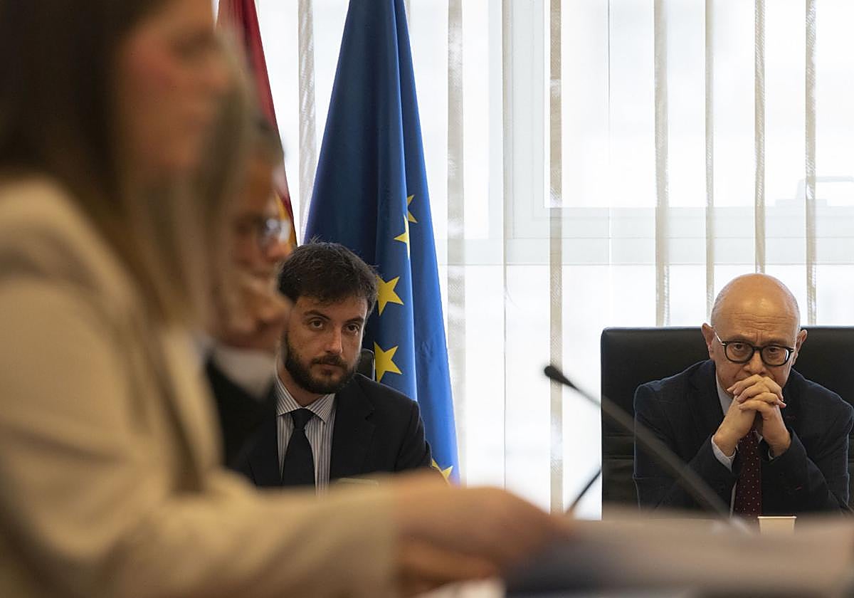 Manuel Pino (derecha), este miércoles, en la Asamblea, junto al diputado del PP Antonio Landáburu.