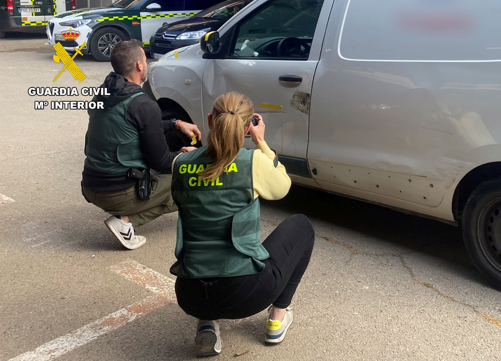 Los investigadores documentan daños sufridos por el vehículo del conductor tras el accidente.