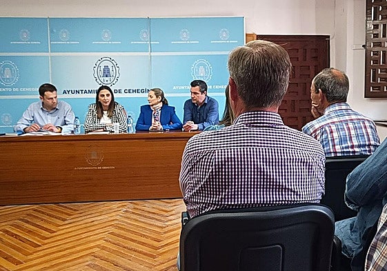 La consejera Sara Rubira junto a la alcaldesa de Cehegín en la reunión con representantes de comunidades de regantes y heredamientos del municipio.
