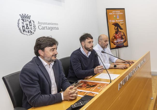 El presidente David Ayala, el concejal José Martínez y el director deportivo Pepe García, ayer, en la presentación.