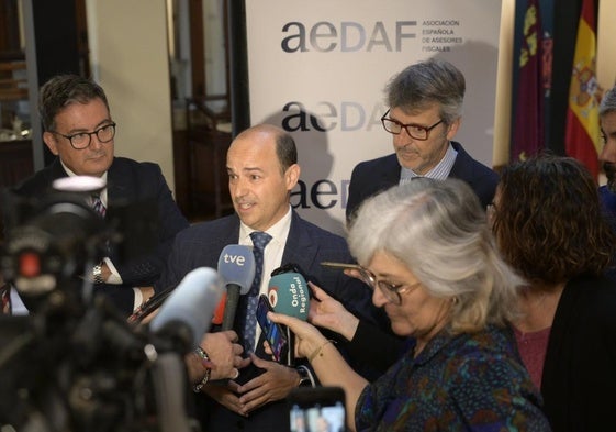 Bernardo Bande, entre Francisco Iniesta y Luis Alberto Marín.
