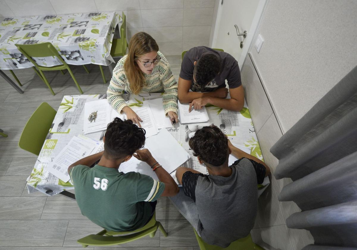 La plataforma de organizaciones de infancia de la región se opone al cierre del centro de menores de santa cruz | la verdad