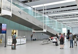 Pasajeros en la terminal del aeropuerto de Corvera, en una imagen de archivo.