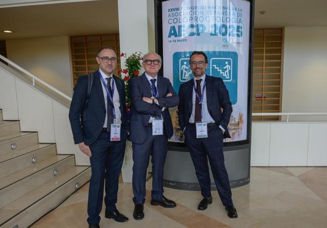 Los doctores Víctor Soria, jefe de Cirugía General del Morales Meseguer, Alberto Parajó, presidente de la Asociación Española de Coloproctologia y Blas Flor, vicepresidente de la Asociación Española de Cirugía.