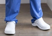 Cuidado con los zuecos del trabajo: una médica alerta sobre deformaciones en el pie en este modelo