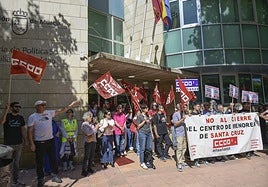 Protesta de los trabajadores, este viernes, en la puerta de la Consejería de Política Social.