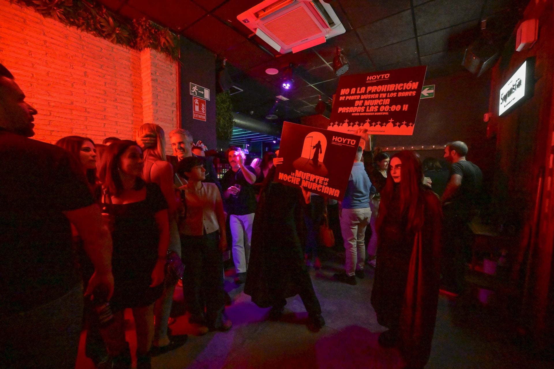 Escenifican la muerte del ocio nocturno en Murcia