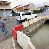Socavón en el cimbrado, a la altura del cruce de la carretera de Alquerías, que no recoge el contrato de reparación ya licitado.