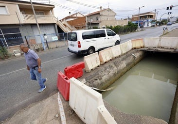 Socavón en el cimbrado, a la altura del cruce de la carretera de Alquerías, que no recoge el contrato de reparación ya licitado.