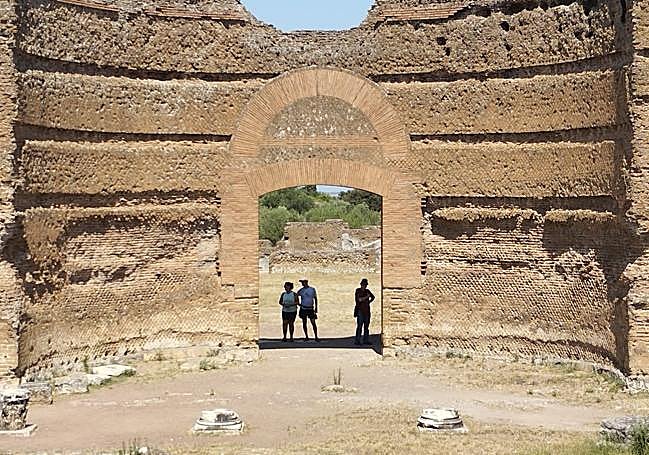Consuelo Mengual, Carlos Escobar y Manuel Martínez Arnaldos, en la sala circular del recinto dedicado a las grandes termas de Villa Adriana.